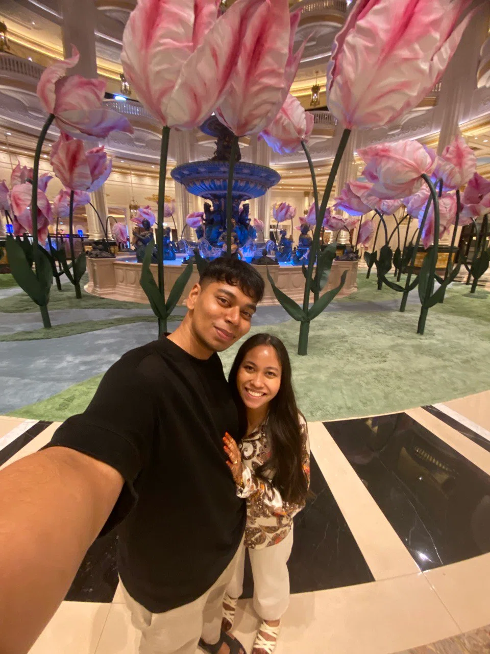 PENGALAMAN UNIK: Penulis (kanan) bersama suaminya, Encik Ibrahim Mohamad Latiff (kiri) seronok berbulan madu di Macau dan Hong Kong. Gambar dipetik di lobi The Parisian Macao.