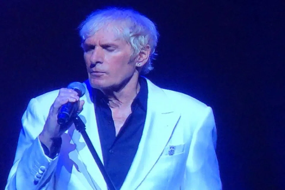 KEMBALIKAN NOSTALGIA: Michael Bolton dengan suara serak-serak basahnya membuat penonton terkesima dengan beberapa lagu balada cinta yang menusuk kalbu.