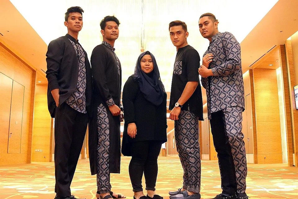 PENGHORMATAN BUAT AYAH: Cik Musliha Selamat (tengah) mengenakan tema anamnesis, dan menggunakan warna biru serta hitam yang melankolik bagi koleksi pakaian lelakinya. - Foto-foto NUR HUMAIRA SAJAT