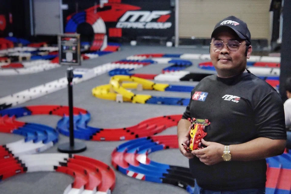 Peminat kereta lumba mainan Tamiya, Encik Muhammad Farhan Muhammad Ali, memiliki tiga kedai yang menjual bahagian kereta lumba mainan itu dan menyediakan trek perlumbaan yang boleh digunakan secara percuma oleh para penggemar Tamiya.