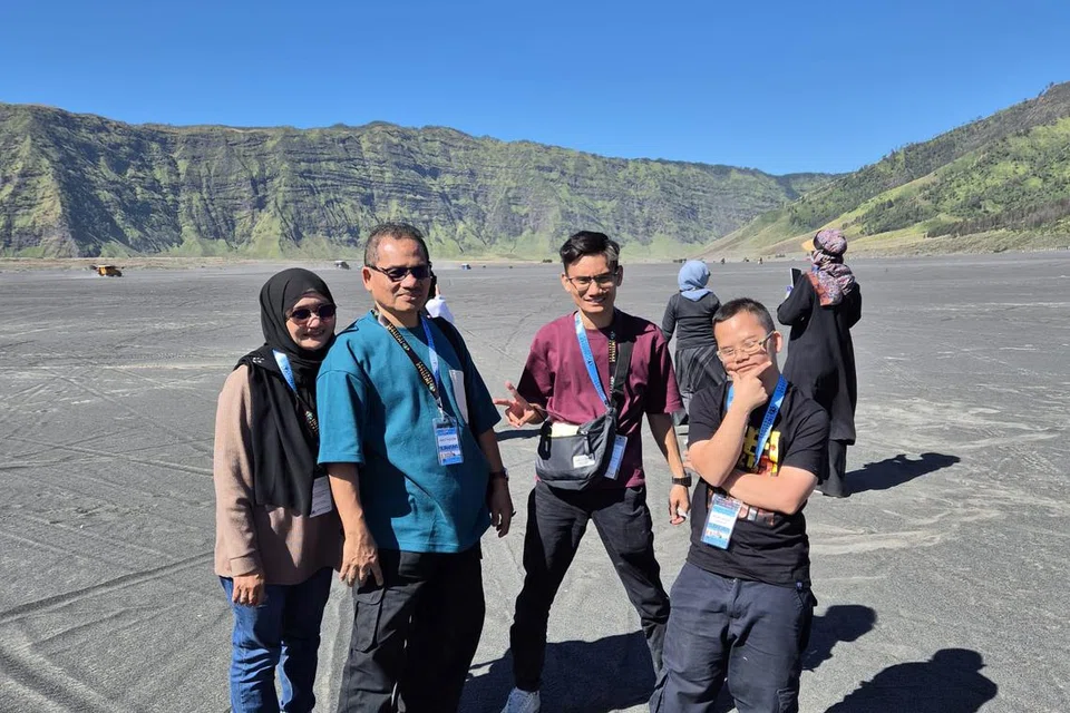 (dari kiri) Cik Mastora Maskor dan suaminya, Encik Mat Noor Mohd Yatim, membawa anak mereka – Encik Muhammad Haziq Rifa’ie dan Encik Muhammad Nuruddin Nazih –  ke Malang, Indonesia pada Hari Raya Haji 2024.