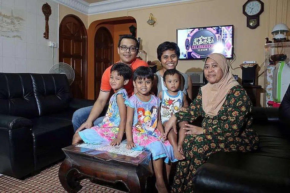 Keluarga Cik Nur Liza dan Encik Yulandi Abu Bakar, yang bersama tiga anak mereka, mendapat Geran Rumah Berhampiran sebanyak $20,000 kerana membeli flat jualan semula di blok yang sama dengan flat ibu Cik Nur Liza, Cik Sudini Sanipan (bertudung). Geran itu diperkenal Ogos tahun lalu.