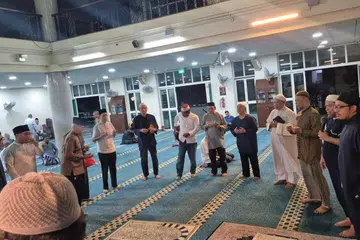 Pemangku Menteri Bertanggungjawab Bagi Ehwal Masyarakat Islam, Profesor Madya Dr Faishal Ibrahim (tiga dari kiri) bersama jemaah Masjid Al-Istiqamah.