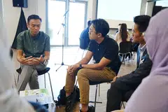 Dr Wan Rizal Wan Zakariah (kiri) menasihatkan para pekerja termasuk lulusan baharu agar mendapatkan khidmat bimbingan kerjaya yang tidak seharusnya hanya dicari selepas seseorang menghadapi kesukaran mendapatkan pekerjaan.