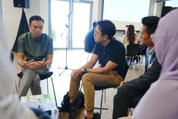 Dr Wan Rizal Wan Zakariah (kiri) menasihatkan para pekerja termasuk lulusan baharu agar mendapatkan khidmat bimbingan kerjaya yang tidak seharusnya hanya dicari selepas seseorang menghadapi kesukaran mendapatkan pekerjaan.