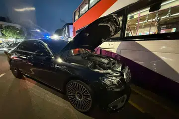 Kereta Mercedes 250 yang dipandu A B Shaik berlanggar dengan bas yang tidak bergerak, apabila beliau diserang vertigo sewaktu memandu.