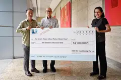 (Dari kiri) Pengarah syarikat HMW Air Conditioning, Cik Ng Ai Yen dan Encik Ho Mun Weng menyampaikan cek kepada Editor Bersekutu ST (Berita), Cik Karamjit Kaur, di SPH Media News Centre pada 20 Februari.