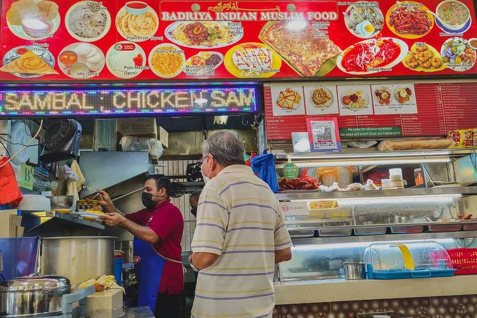 TAWAR E-PEMBAYARAN: Gerai makanan Badriya Indian Muslim Food yang terletak di Jurong West St 41 menawarkan khidmat e-pembayaran melalui kaedah Kod Respons Pantas Singapura (SGQR). 