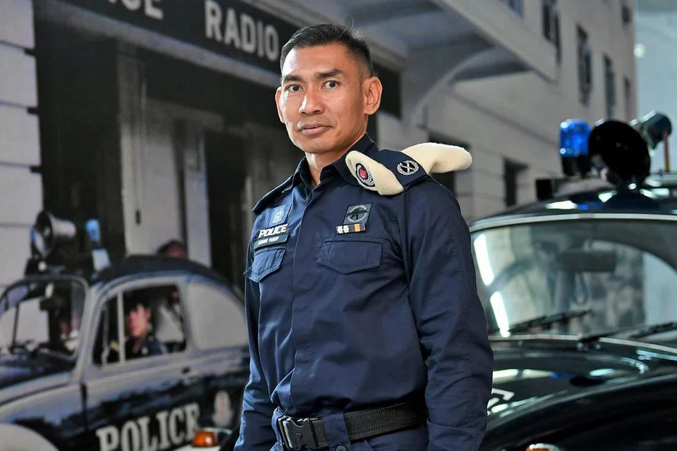 PIKUL PELBAGAI TANGGUNGJAWAB: Selain memikul tanggungjawab sebagai Timbalan Penolong Pesuruhjaya (DAC)(NS) dengan Pasukan Polis Singapura (SPF), Encik Mohammed Azhar Yusof juga berkhidmat sebagai Adikong Kehormat Presiden dan juga Timbalan Komander (NS) bagi Komand Keselamatan Perlindungan (ProCom). - Foto BH oleh KHALID BABA