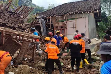 Pasukan penyelamat di Trenggalek, Jawa Timur bertungkus lumus untuk mencari mangsa yang dipercayai tertimbus dalam kejadian tanah runtuh yang melanda Kampung Depok.