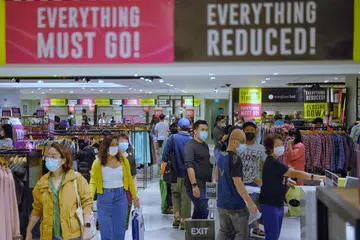 DIKUNJUNGI PEMBELI: Kesemua tiga tingkat gedung itu di Raffles Place penuh dengan pelanggan, dengan kira-kira 100 orang membeli-belah di tingkat tiganya, tempat pakaian dan barang rumah dijual. - Foto BH oleh MARK CHEONG 