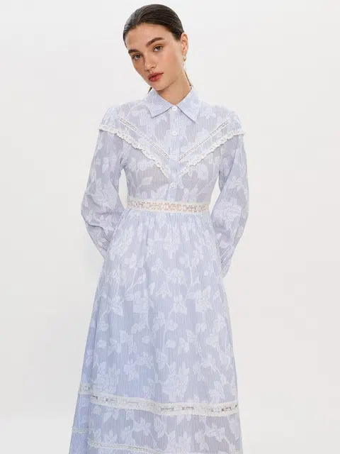 Jenama fesyen asal Bangkok, Pomelo Fashion, menampilkan rekaan gaun berjalur halus serta corak minimal yang dihiasi dengan renda halus berwarna putih dan kolar.