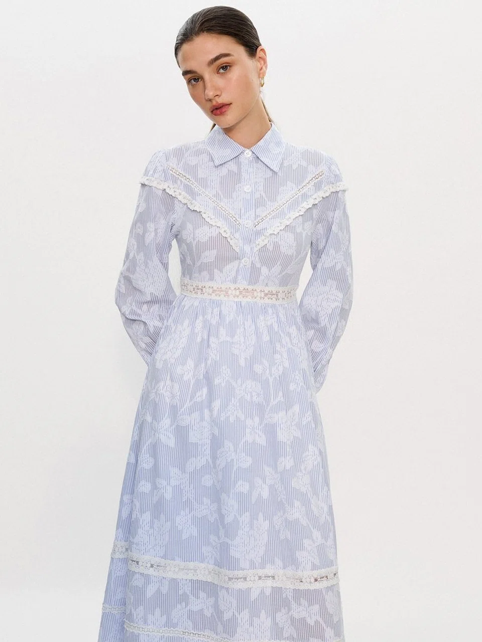 Jenama fesyen asal Bangkok, Pomelo Fashion, menampilkan rekaan gaun berjalur halus serta corak minimal yang dihiasi dengan renda halus berwarna putih dan kolar.