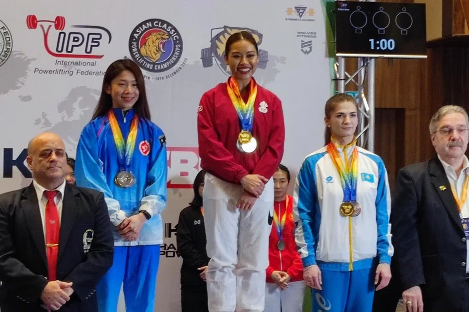 DETIK MANIS: Farhanna Farid (tengah) muncul juara, mengatasi lapan pesaing lain dengan berat keseluruhan 415.5 kilogram di Kejohanan ‘Powerlifting’ Klasik Asia 2023 pada 15 Disember.