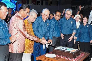 RAI KEMAJUAN: Datuk Najib (keempat dari kiri) memotong kek sempena sambutan ulang tahun ke-10 Iskandar Malaysia di Kompleks Sukan Educity, bersama (dari kiri), Ketua Eksekutif Pihak Berkuasa Wilayah Pembangunan Iskandar, Datuk Ismail Ibrahim; Tan Sri Abdul Ghani Othman; Tun Abdullah Ahmad Badawi; Menteri Besar Johor, Datuk Mohamed Khaled Nordin; dan Pengarah Urusan Khazanah Nasional, Tan Sri Azman Mokhtar. - Foto THE STAR