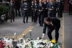 Presiden Korea Selatan, Encik Yoon Suk-yeol (depan), melawat tempat kejadian rempuhan manusia yang membunuh lebih 150 orang semasa perayaan Halloween, di Seoul, Korea Selatan.