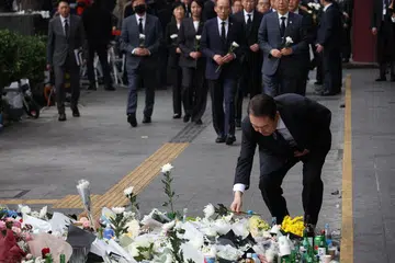 Presiden Korea Selatan, Encik Yoon Suk-yeol (depan), melawat tempat kejadian rempuhan manusia yang membunuh lebih 150 orang semasa perayaan Halloween, di Seoul, Korea Selatan.