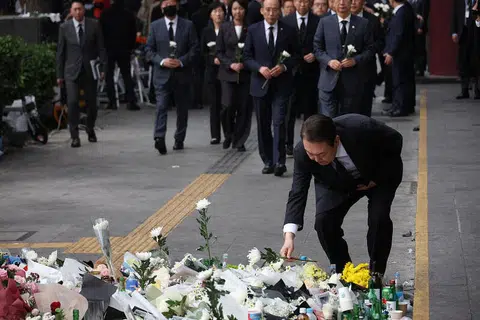 Presiden Korea Selatan, Encik Yoon Suk-yeol (depan), melawat tempat kejadian rempuhan manusia yang membunuh lebih 150 orang semasa perayaan Halloween, di Seoul, Korea Selatan.