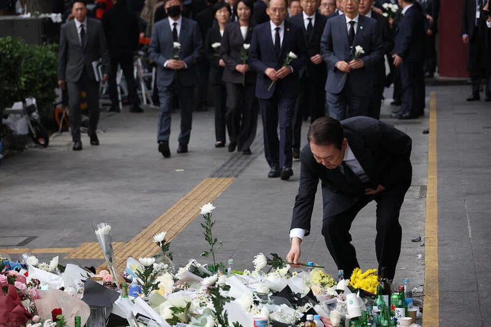 Presiden Korea Selatan, Encik Yoon Suk-yeol (depan), melawat tempat kejadian rempuhan manusia yang membunuh lebih 150 orang semasa perayaan Halloween, di Seoul, Korea Selatan.