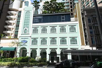 TERSERGAM INDAH: Fasa pertama peningkatan Masjid Bencoolen, yang bermula akhir 2019, telah selesai, membolehkan ia dibuka semula Khamis lalu, walaupun tidak sepenuhnya. - Foto BH oleh KHALID BABA