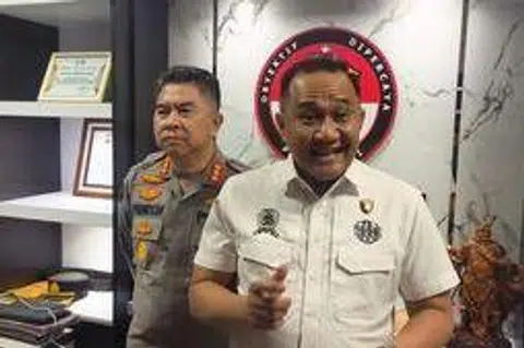 Pengarah Siasatan Jenayah Khas, Polis Sumatra Utara, Encik Rahmat Budi Handoko menyatakan Camelia Rosa, isteri bekas ketua cawangan Bank BNI di Aek Nabara, Andi Hakim Febriansyah, sebagai suspek pengubahan wang haram.