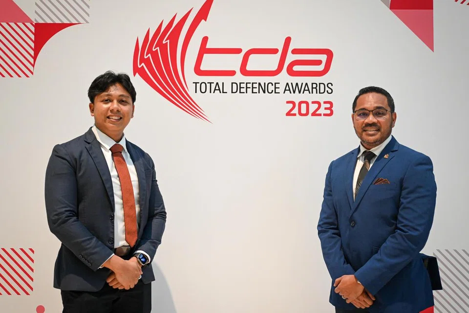 TERIMA ANUGERAH: Pengasas Danamic Pte Ltd, Encik Muhammad Danish Muhammad Imran (kiri), bersama Ketua Pegawai Eksekutif Peregrine Security Pte Ltd, Encik Muhammad Ridhuan Supan,  antara penerima Anugerah Pertahanan Mutlak 2023.