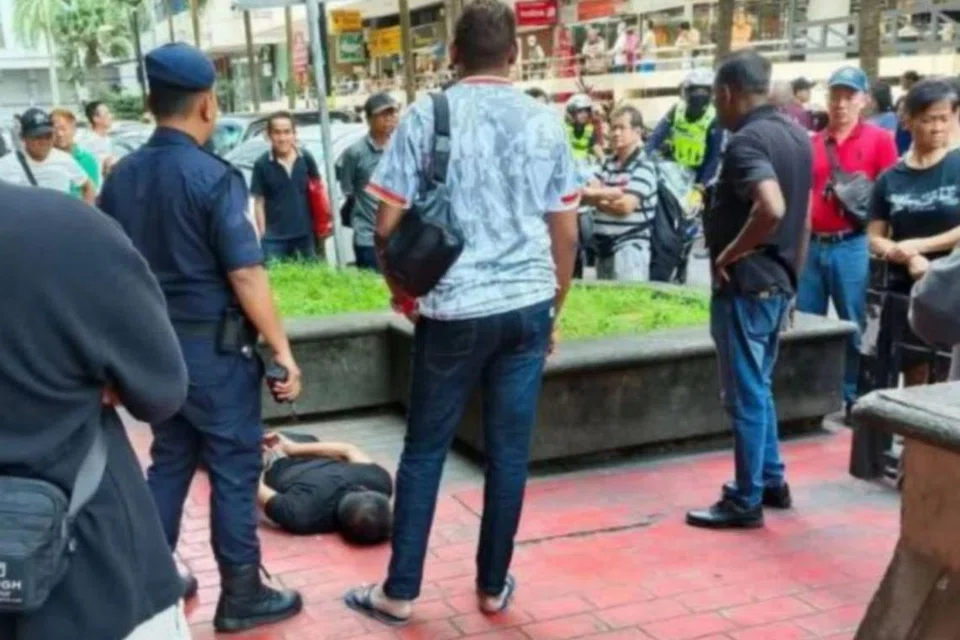 Seorang lelaki yang cedera dipercayai akibat ditetak oleh lelaki tidak dikenali terbaring di depan bangunan kedai dalam kejadian dekat Merlin Tower, Jalan Meldrum, Johor Bahru, pada petang 11 Februari.