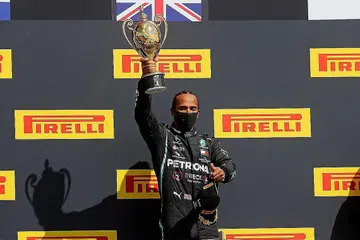 KEMENANGAN "SUKAR HENDAK PERCAYA": Pada pusingan terakhir GP British kelmarin, Lewis Hamilton mengalami tayar pancit namun beliau masih berdaya menamatkan perlumbaan hingga menjadi juara. - Foto AFP