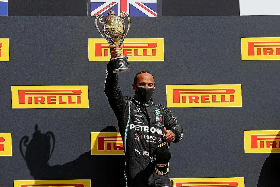 KEMENANGAN "SUKAR HENDAK PERCAYA": Pada pusingan terakhir GP British kelmarin, Lewis Hamilton mengalami tayar pancit namun beliau masih berdaya menamatkan perlumbaan hingga menjadi juara. - Foto AFP