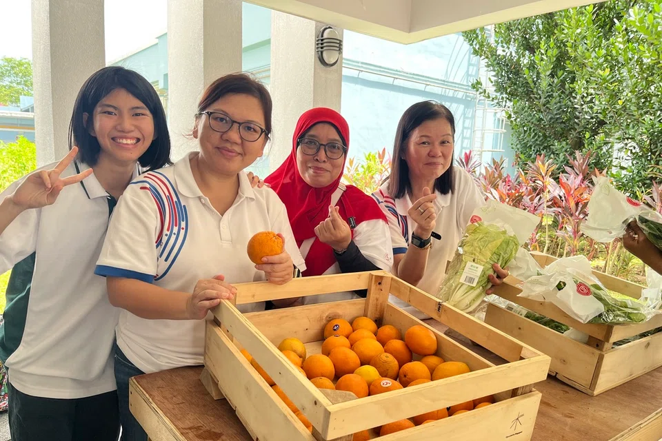 Di stesen Ugly Food, penduduk boleh mengambil buah-buahan dan sayur-sayuran yang kurang sempurna dari segi rupa tetapi masih elok dimakan.