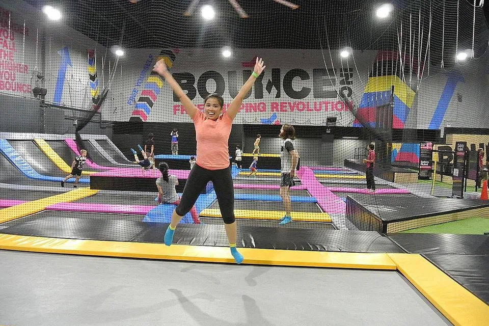 BUKAN MUDAH: Penulis mengalami sendiri kegiatan melambung atas trampolin. - Foto MUHD AUDI MOHD RATHI