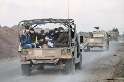 PERTEMPURAN MASIH BERTERUSAN: Jip tentera Israel membawa tahanan Palestin yang ditangkap di Jaluran Gaza ketika pertempuran masih berterusan dan perjanjian gencatan senjata masih diusahakan.
