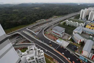 MEMUDAHKAN PENDUDUK: Jejambat yang menghubungkan estet Senja ke KJE dalam gambar yang dirakamkan Isnin lalu. - Foto BH oleh ALPHONSUS CHERN