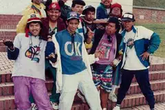 Kumpulan Rappers Tua, yang terdiri daripada (dari kiri, mengikut putaran jam), Sahfuddin Mahfudz, Yusof Bai, Ariff Esa, Taswadi Ahmad, Zainal Ihim, Yusof Maruwi, Mahadi Shor, Arif Samsudin, Alias Kadir, Osman Kong dan Husin Saaban, , menyatukan humor dan kebolehan menyanyi dan menghibur untuk mendekati peminat komedi Singapura.