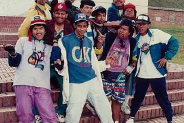 Kumpulan Rappers Tua, yang terdiri daripada (dari kiri, mengikut putaran jam), Sahfuddin Mahfudz, Yusof Bai, Ariff Esa, Taswadi Ahmad, Zainal Ihim, Yusof Maruwi, Mahadi Shor, Arif Samsudin, Alias Kadir, Osman Kong dan Husin Saaban, , menyatukan humor dan kebolehan menyanyi dan menghibur untuk mendekati peminat komedi Singapura.