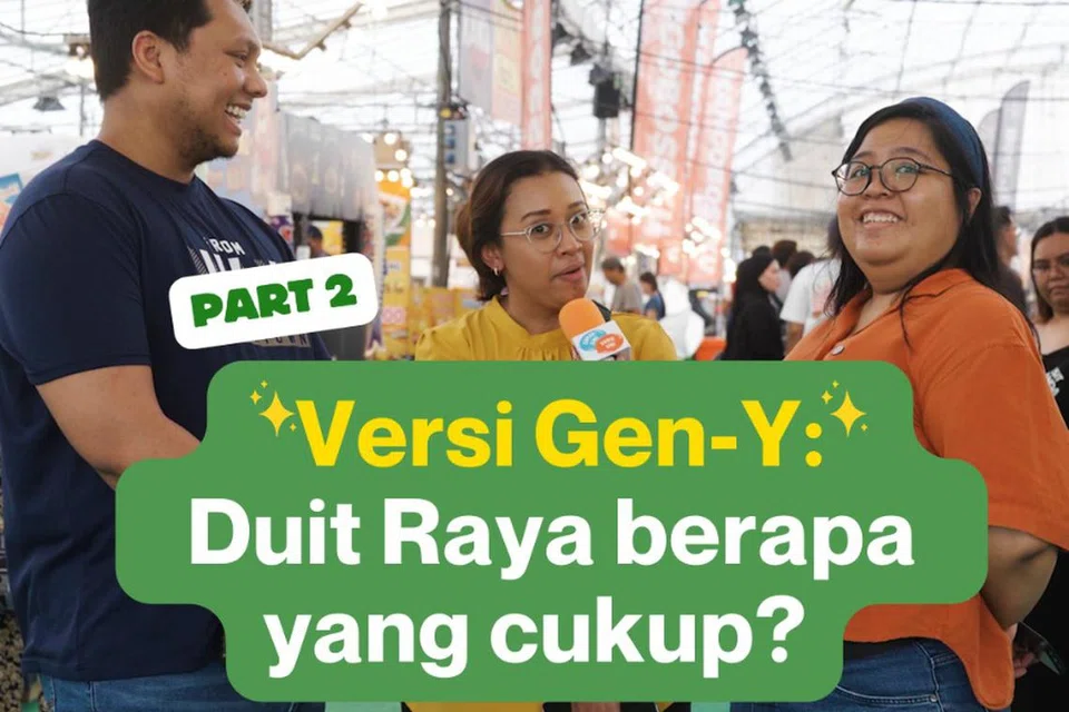 Cik Nur Sabrina Masri (kanan) bertanya kepada para pengunjung bazar Ramadan Gen Z tentang jumlah duit Raya yang disifatkan mencukupi bagi mereka.