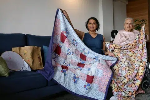 Cik S. Susheela Devi (kiri) menjaga ibunya, Cik Lakshimi Raman, yang menghidap demensia tetapi masih gemar menyulam.