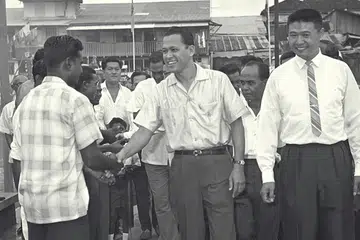 TINGGALKAN LEGASI: Allahyarham Othman Wok, yang gigih memperjuangkan dasar berbilang kaum dan Menteri Hal Ehwal Masyarakat pertama Singapura, tiba di Balai Rakyat Chong Pang bagi sambutan Tahun Baru pada 1966. - Foto fail