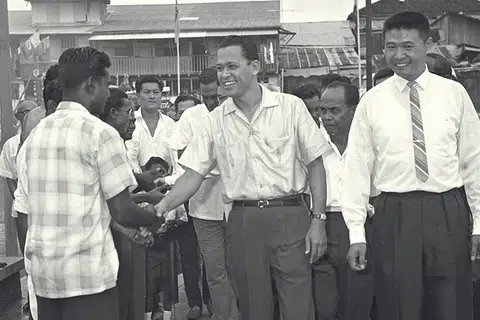 TINGGALKAN LEGASI: Allahyarham Othman Wok, yang gigih memperjuangkan dasar berbilang kaum dan Menteri Hal Ehwal Masyarakat pertama Singapura, tiba di Balai Rakyat Chong Pang bagi sambutan Tahun Baru pada 1966. - Foto fail