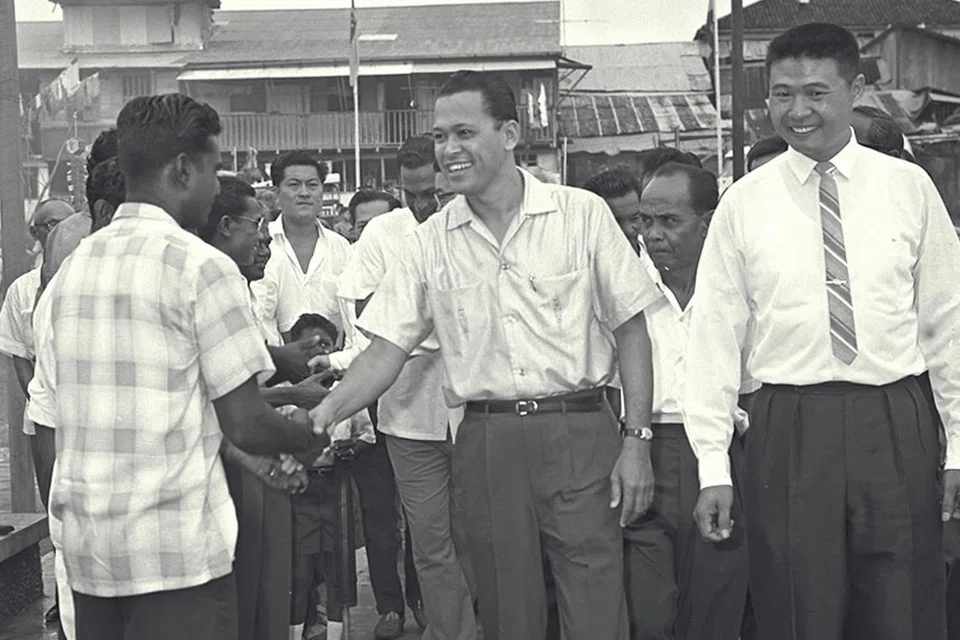 TINGGALKAN LEGASI: Allahyarham Othman Wok, yang gigih memperjuangkan dasar berbilang kaum dan Menteri Hal Ehwal Masyarakat pertama Singapura, tiba di Balai Rakyat Chong Pang bagi sambutan Tahun Baru pada 1966. - Foto fail