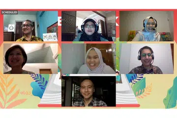 BERLANGSUNG DALAM TALIAN: Acara pembukaan Pesta Buku Melayu Singapura ditayangkan secara langsung di Facebook pada 13 Oktober lalu, dan telah dihadiri pengerusi Majlis Bahasa Melayu, Profesor Madya Dr Muhammad Faishal Ibrahim (barisan tengah, kanan). - Foto JAWATANKUASA PENGANJUR PESTA BUKU MELAYU SINGAPURA