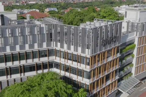 Institut Penyelidikan dan Keselamatan Nuklear Singapura (SNRSI) direka dengan muka bangunan (facade) melengkung bagi melindungi dua pokok besar yang terletak di sebelahnya.