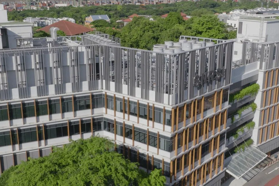 Institut Penyelidikan dan Keselamatan Nuklear Singapura (SNRSI) direka dengan muka bangunan (facade) melengkung bagi melindungi dua pokok besar yang terletak di sebelahnya.