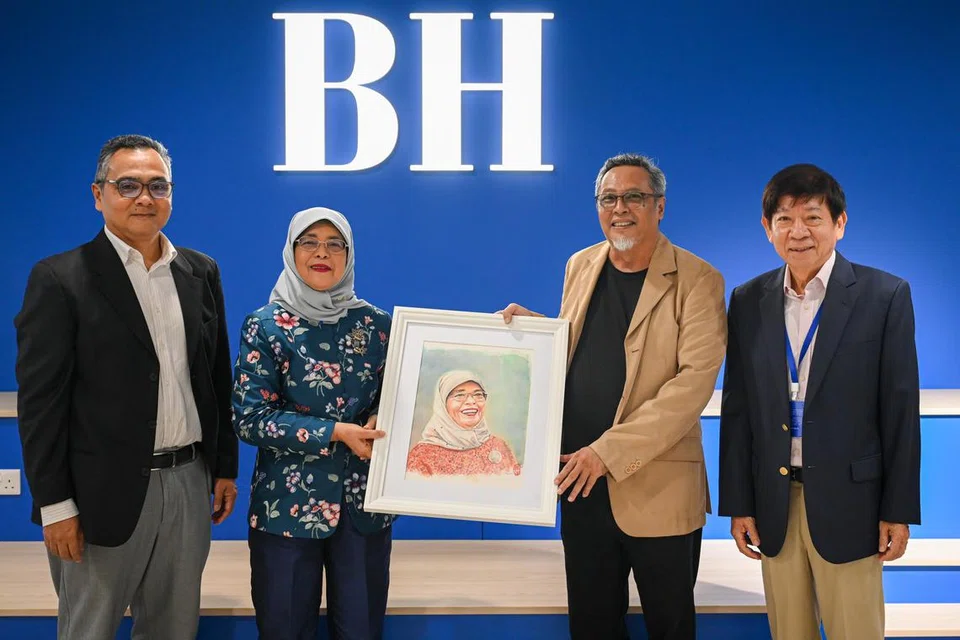 LUKISAN KHAS: Artis BH, Encik Samad Afandie (dua dari kanan) menyampaikan lukisan potret kepada Puan Halimah. Turut bergambar bersama ialah Editor BH, Encik Nazry Mokhtar (kiri) serta Pengerusi SPH Media, Encik Khaw Boon Wan (kanan). 