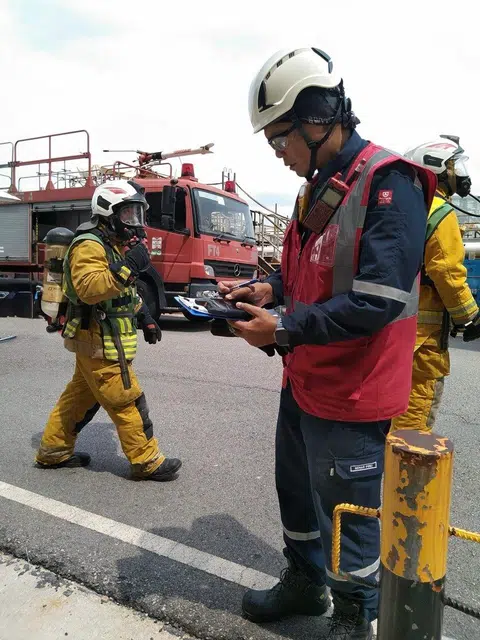 Encik Nidhar bertugas sebagai Penyelaras Kanan Tindak Balas Kecemasan di Pulau Bukom. Beliau sedang menilai pasukannya semasa latihan kerja.