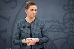 BENTANG RANCANGAN: Perdana Menteri Denmark, Cik Mette Frederiksen membentangkan perjanjian pertahanan baru bersama pemimpin pembangkang. - Foto EPA-EFE