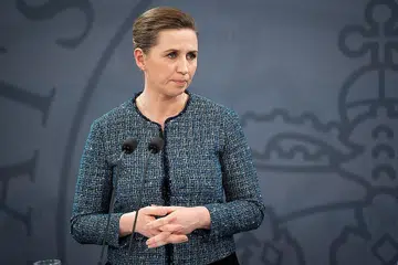 BENTANG RANCANGAN: Perdana Menteri Denmark, Cik Mette Frederiksen membentangkan perjanjian pertahanan baru bersama pemimpin pembangkang. - Foto EPA-EFE