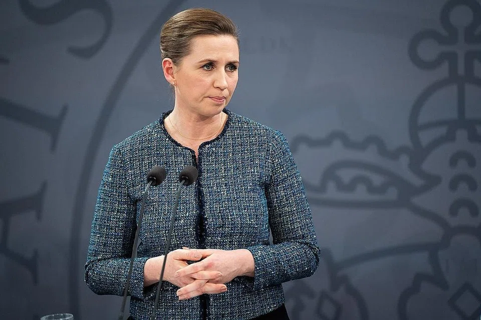 BENTANG RANCANGAN: Perdana Menteri Denmark, Cik Mette Frederiksen membentangkan perjanjian pertahanan baru bersama pemimpin pembangkang. - Foto EPA-EFE