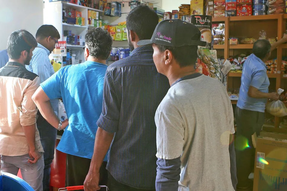 BORONG: Seorang pelanggan di sebuah kedai di Doha membeli berpuluh botol air minuman kerana bimbang bekalan kehabisan menyusuli langkah Arab Saudi menutup sempadannya dengan Qatar. - Foto AFP