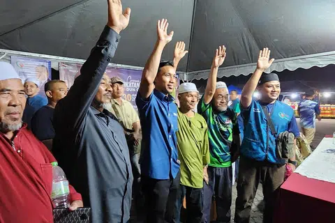 WAKILI PN-PAS: Mantan kapten pasukan bola sepak Harimau Malaya, Baddrol Bakhtiar (depan, tiga dari kiri) semasa menghadiri salah satu program PN-PAS di Gurun, Kedah, pada 30 Julai.